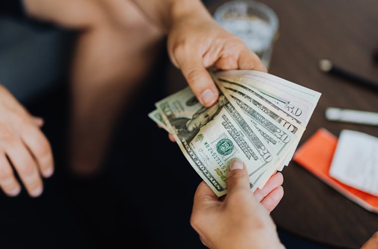 Persona enviando dinero a Latinoamérica desde su teléfono