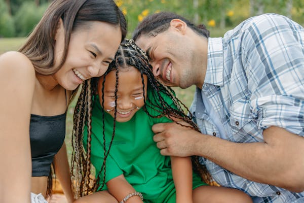 Familia hispana feliz y protegida, guía de seguros