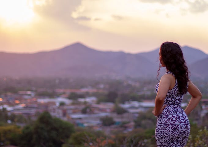 Familia nicarag&uuml;ense recibiendo remesas desde Estados Unidos