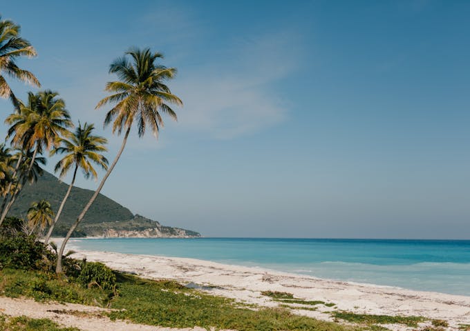 Familia dominicana recibiendo remesas desde Estados Unidos